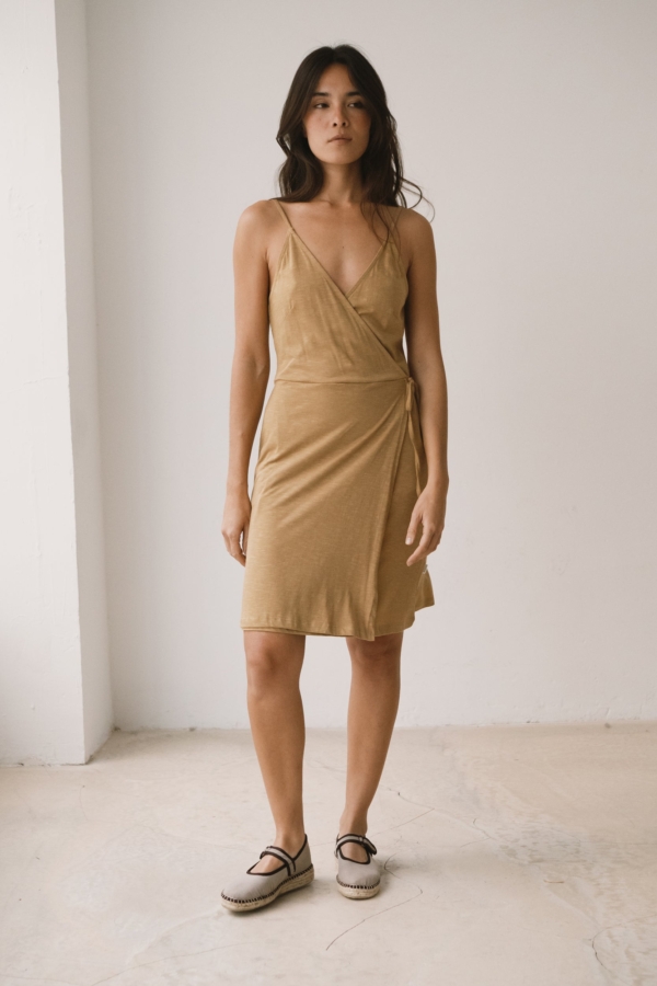 Vestido cruzado de tirantes amarillo