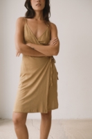 Vestido cruzado de tirantes amarillo