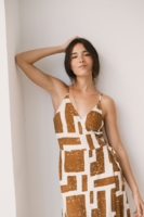 Vestido cruzado de tirantes estampado marrón