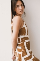 Vestido cruzado de tirantes estampado marrón