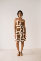 Vestido cruzado de tirantes estampado marrón