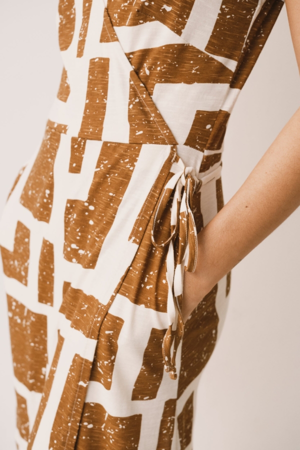 Vestido cruzado de tirantes estampado marrón