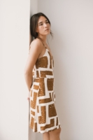 Vestido cruzado de tirantes estampado marrón