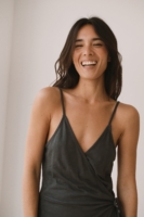 Vestido cruzado de tirantes gris antracita