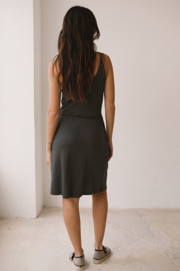 Vestido cruzado de tirantes gris antracita