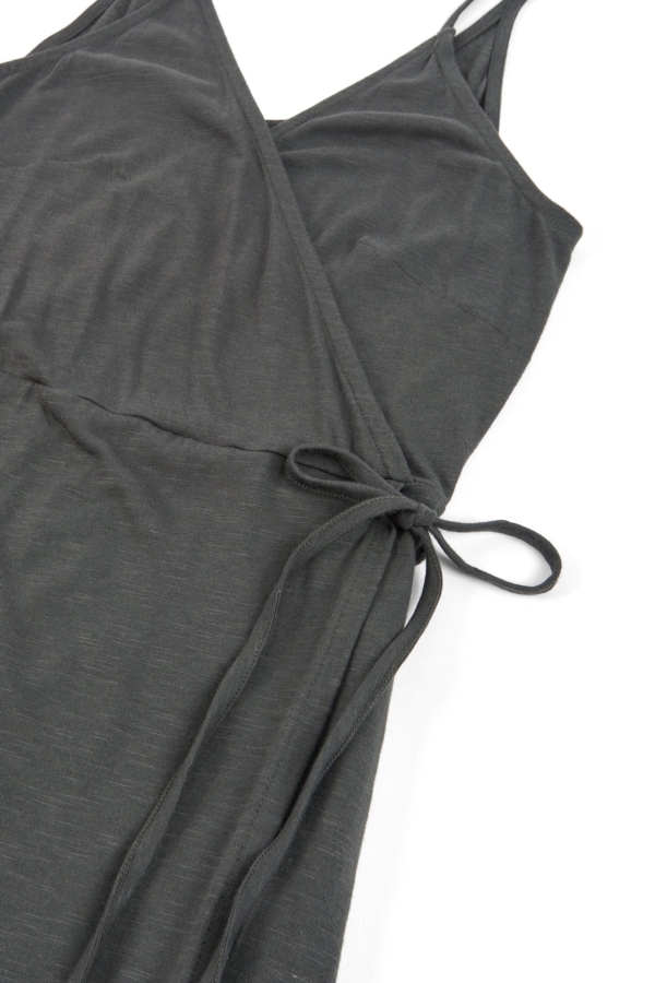 Vestido cruzado de tirantes gris antracita
