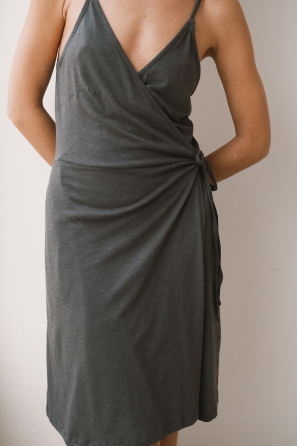 Vestido cruzado de tirantes gris antracita