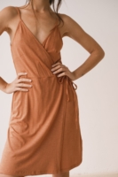 Vestido cruzado de tirantes rosa coral