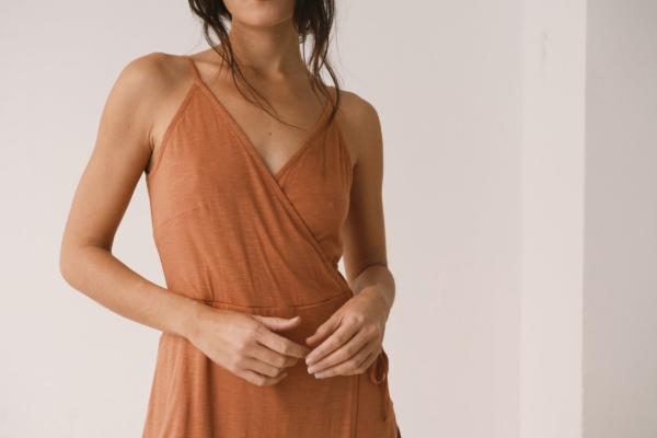 Vestido cruzado de tirantes rosa coral