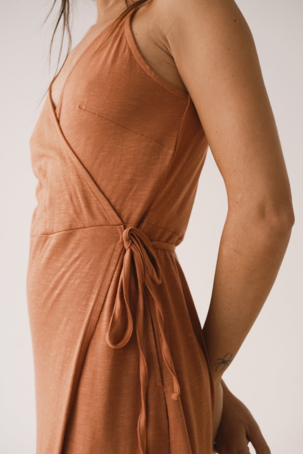 Vestido cruzado de tirantes rosa coral