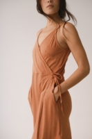 Vestido cruzado de tirantes rosa coral