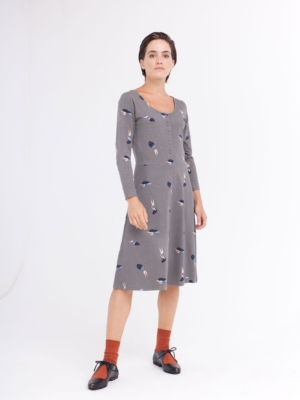 Vestido Cynthia falda midi color gris estampado bailando en el cosmos.