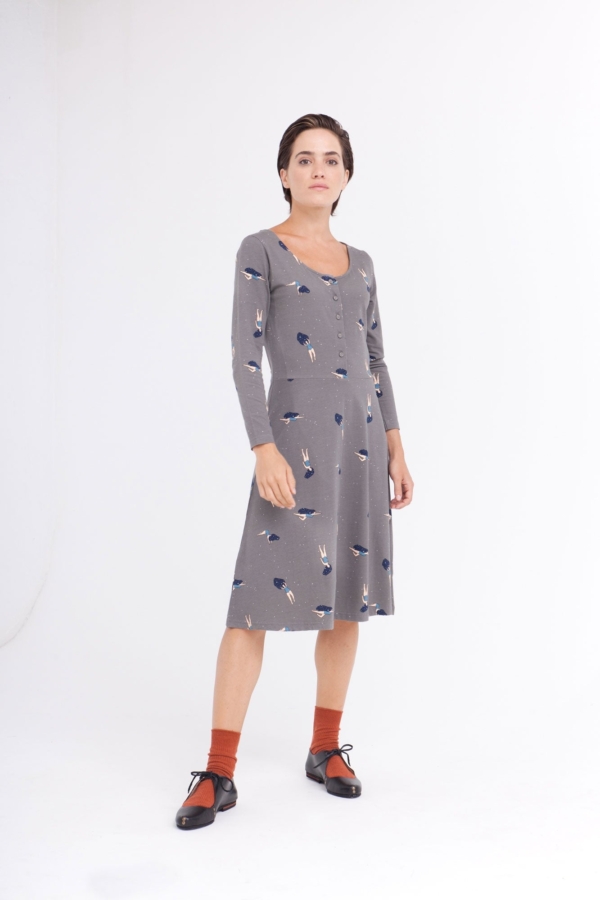 Vestido Cynthia falda midi color gris estampado bailando en el cosmos.
