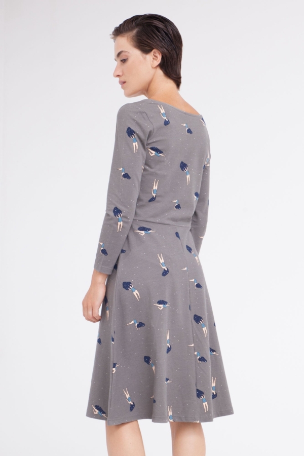 Vestido Cynthia falda midi color gris estampado bailando en el cosmos.