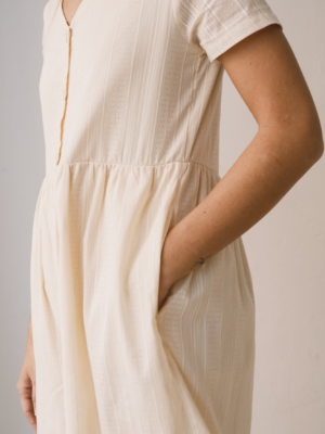 Vestido holgado con botones crudo