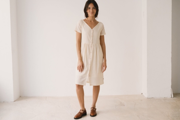 Vestido holgado con botones crudo