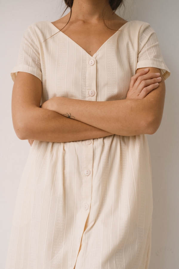 Vestido holgado con botones crudo