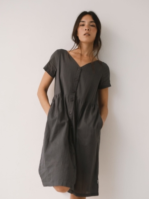 Vestido holgado con botones gris antracita