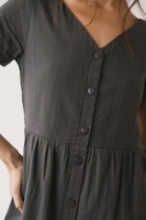 Vestido holgado con botones gris antracita