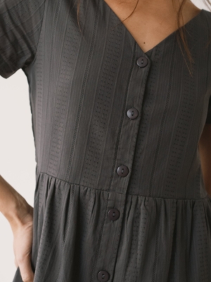 tiralahilacha-vestido-holgado-con-botones-gris-antracita-10