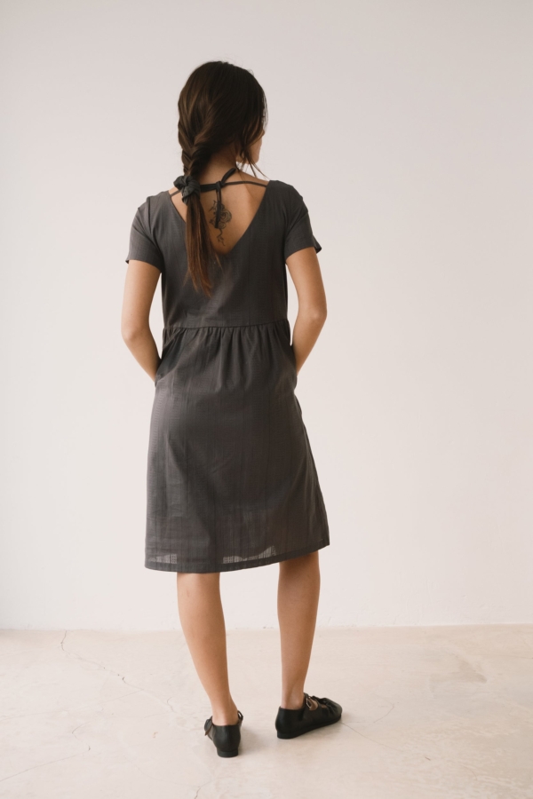 Vestido holgado con botones gris antracita