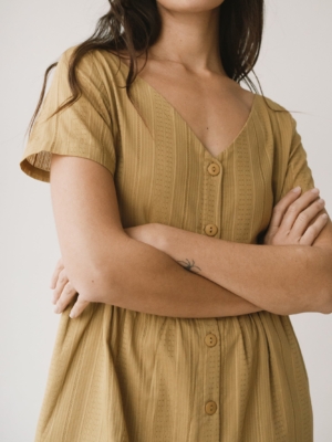 Vestido holgado con botones mostaza