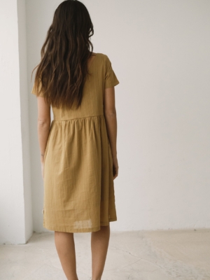 tiralahilacha-vestido-holgado-con-botones-mostaza-2