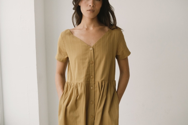 Vestido holgado con botones mostaza