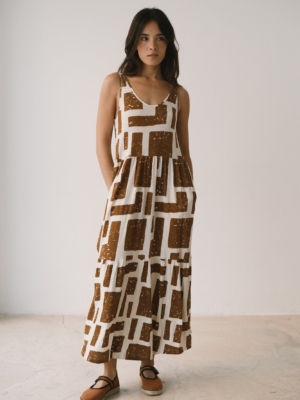 Vestido largo con volantes estampado marrón