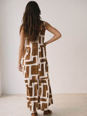 tiralahilacha-vestido-largo-con-volantes-estampado-marron-2