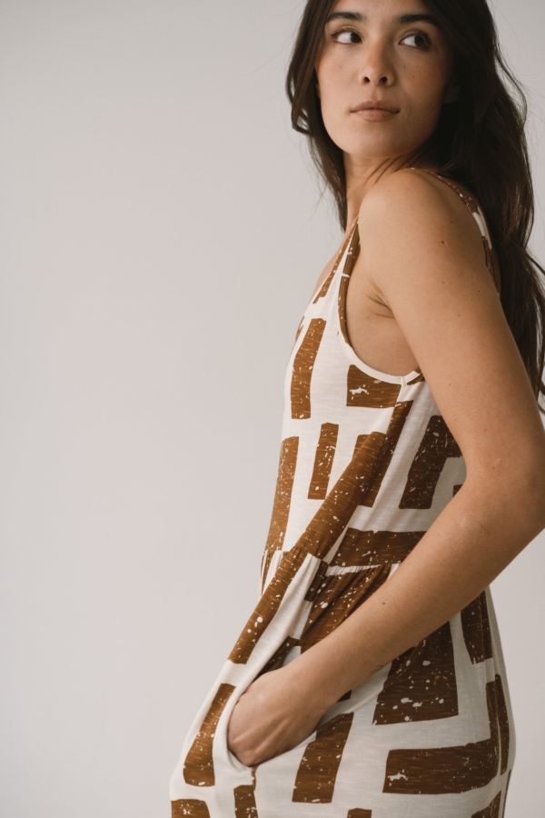 Vestido largo con volantes estampado marrón