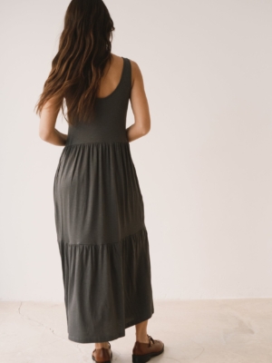 tiralahilacha-vestido-largo-con-volantes-gris-antracita-2