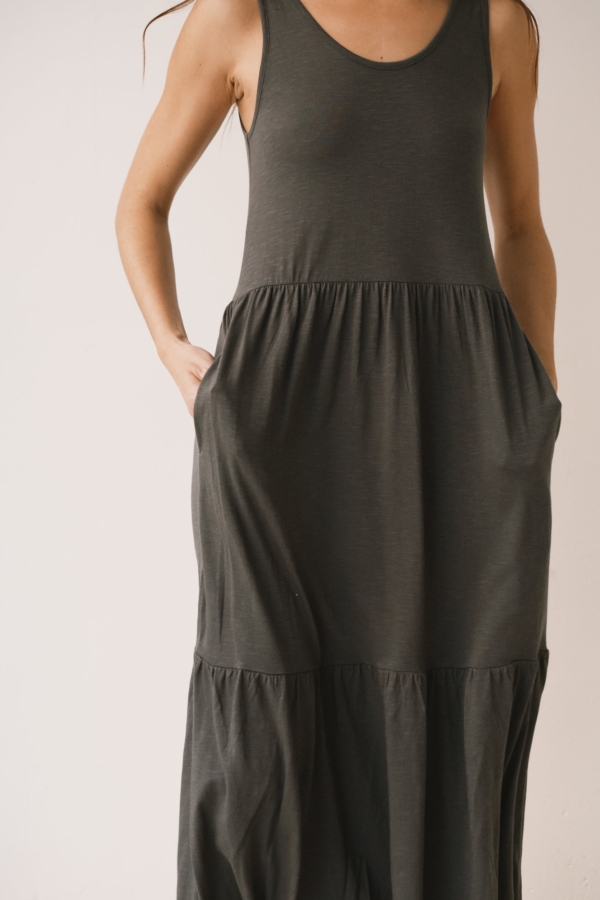 Vestido largo con volantes gris antracita