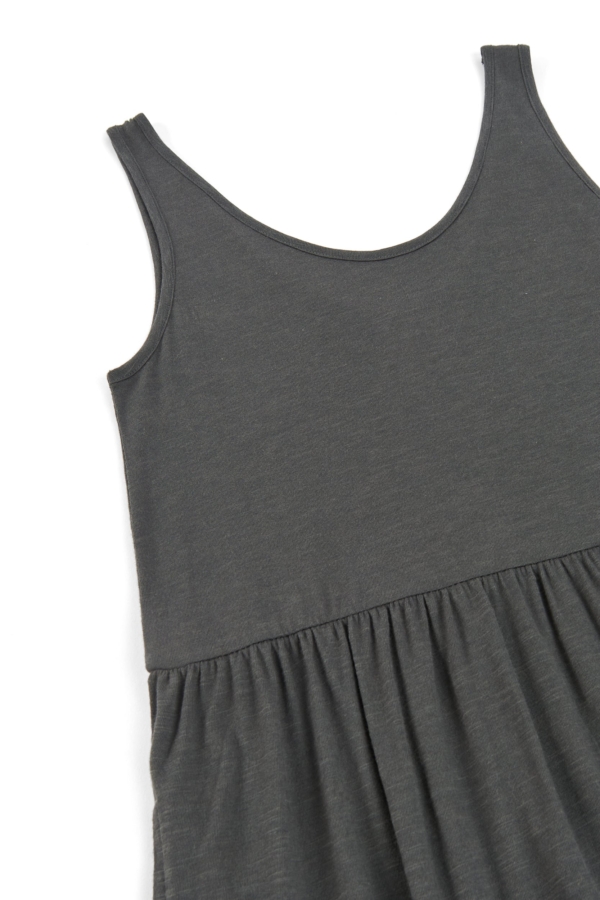 Vestido largo con volantes gris antracita