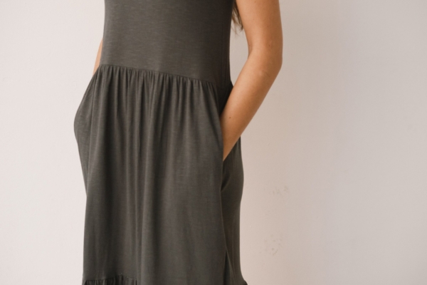 Vestido largo con volantes gris antracita