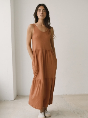 Vestido largo con volantes rosa coral