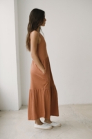 Vestido largo con volantes rosa coral