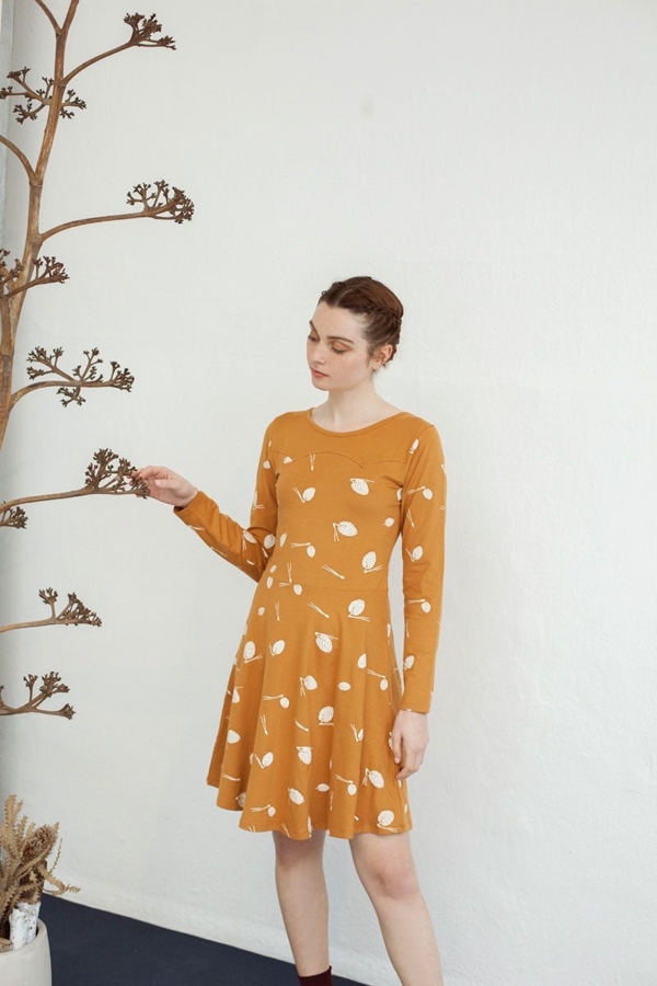 Vestido Nidia media capa color mostaza estampado piñas.