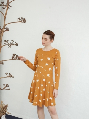 Vestido Nidia media capa color mostaza estampado piñas.