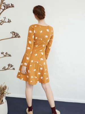 tiralahilacha-vestido-nidia-media-capa-color-mostaza-estampado-pinas-2