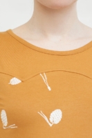 Vestido Nidia media capa color mostaza estampado piñas.