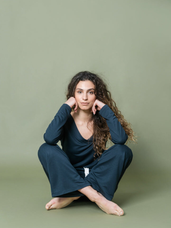 Sudadera de TENCEL™ Lyocell con Escote en V en Azul - Lenora