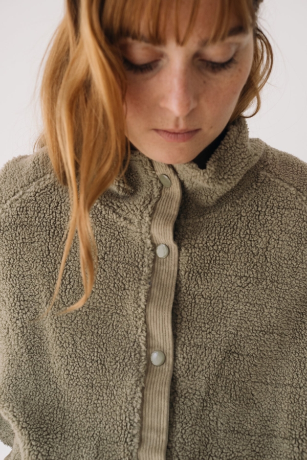 Chaqueta borreguito botones algodón orgánico verde