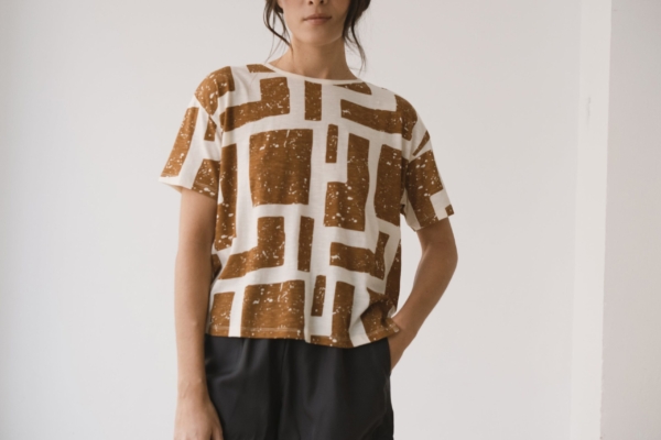 Camiseta fluida estampado marrón