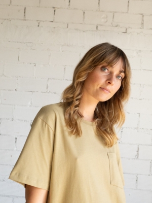 tiralahilacha-giulia-unisex-t-shirt-with-pockets-beige-2-87b4