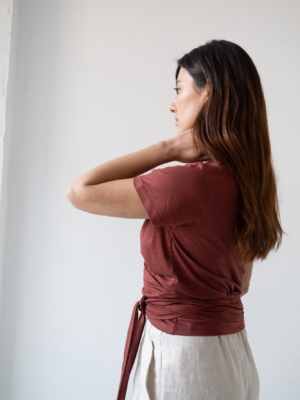 tiralahilacha-hagne-tencel-wrap-t-shirt-in-red-2