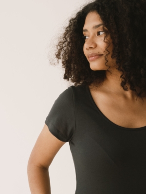 tiralahilacha-hilda-tencel-short-sleeved-t-shirt-in-black-2