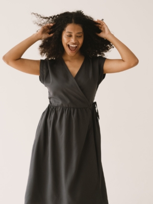 Vestido Hira midi cruzado Tencel negro