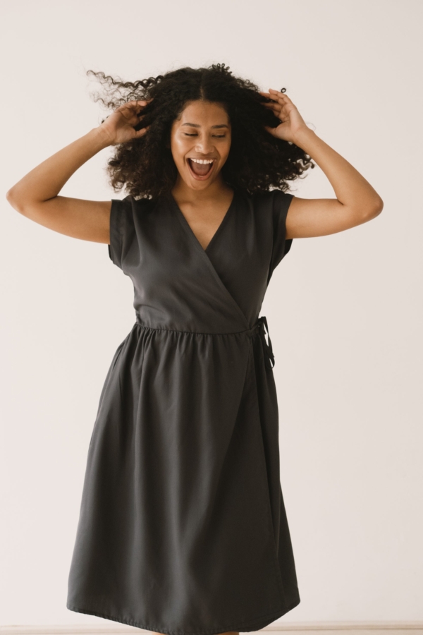 Vestido Hira midi cruzado Tencel negro