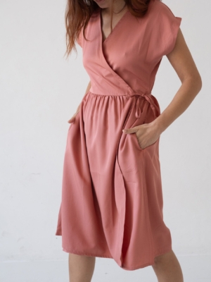 Vestido Hira midi cruzado Tencel rosa coral